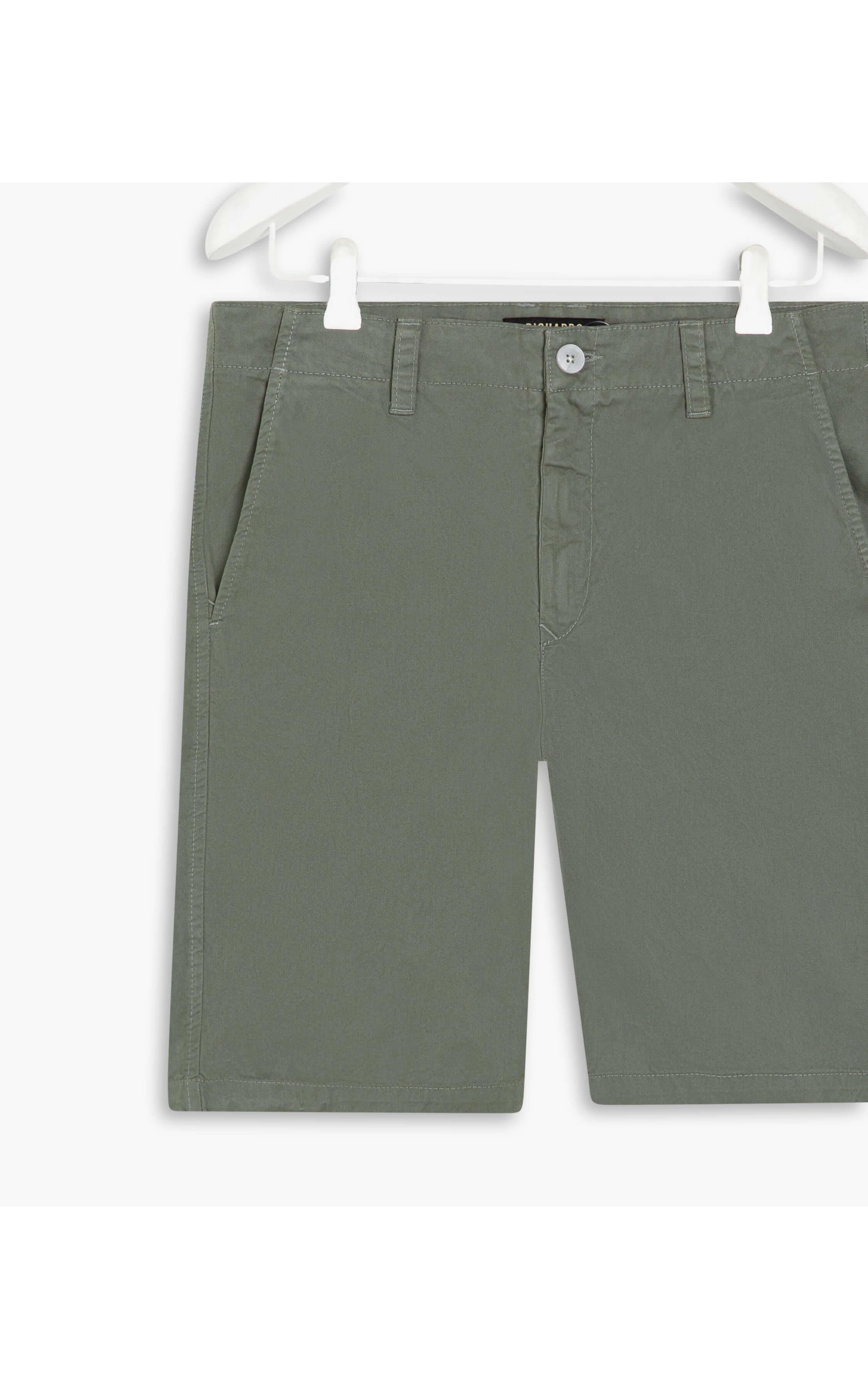 Bermuda Chino Con Verde Escuro