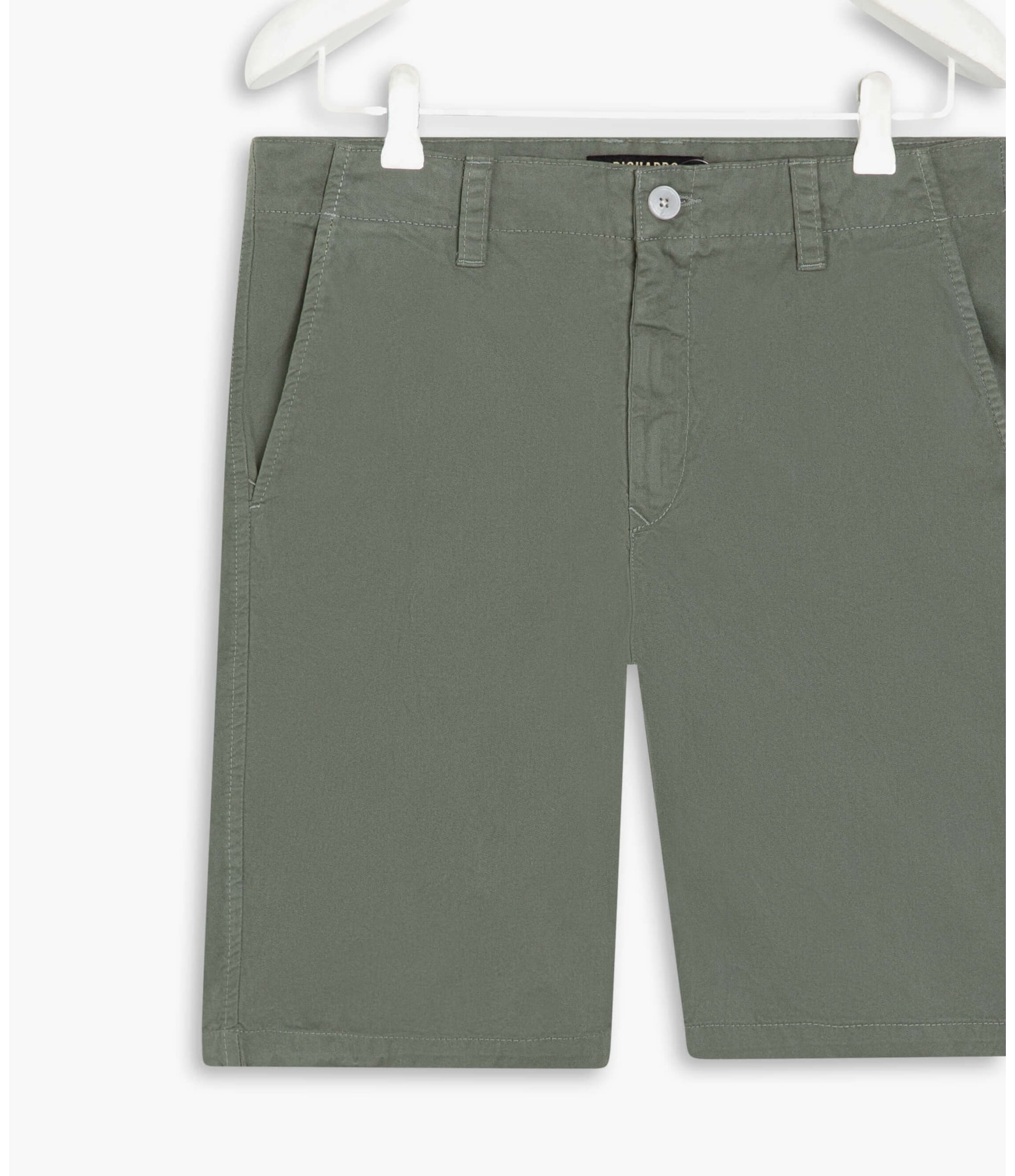 Bermuda Chino Con Verde Escuro