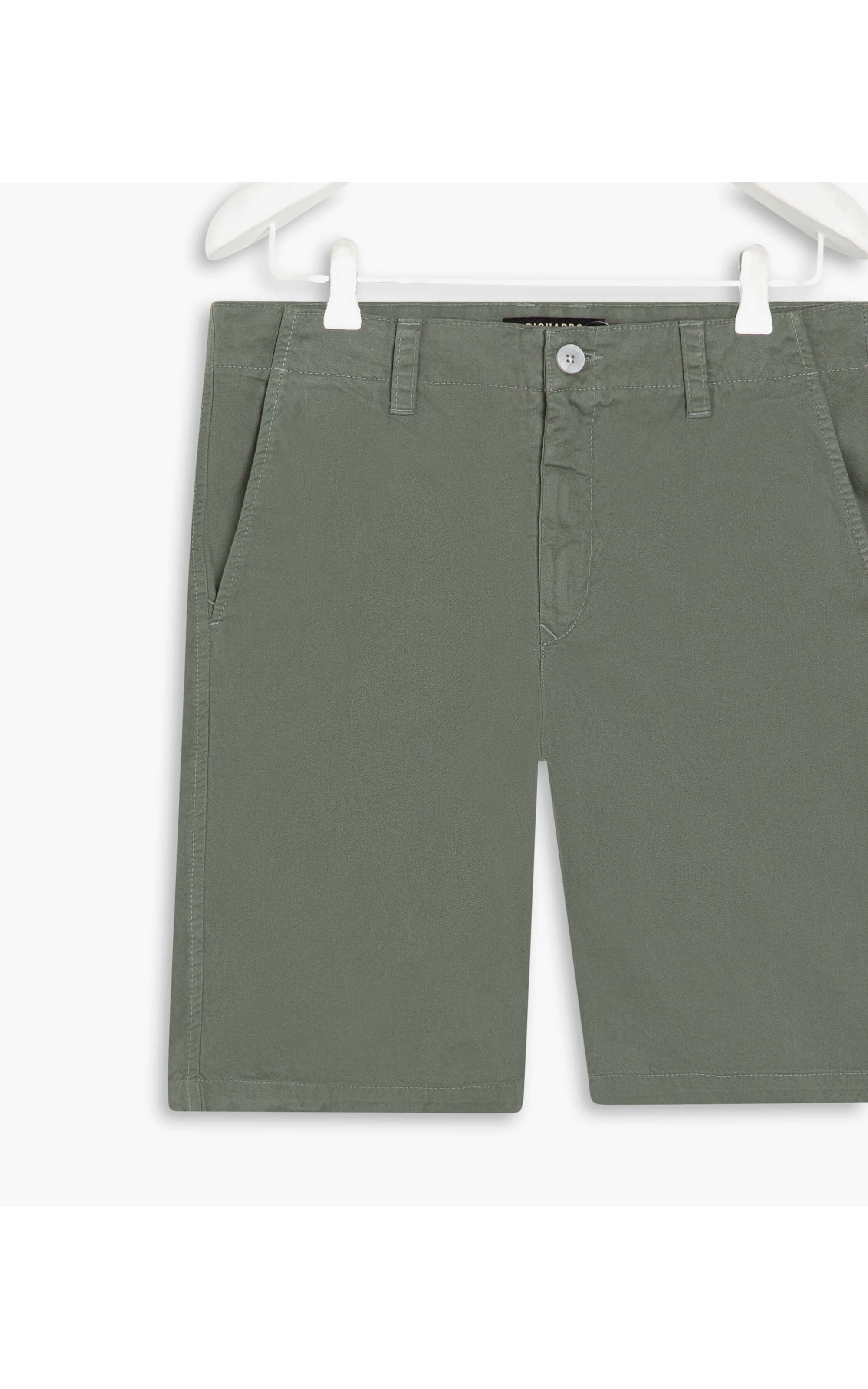 Bermuda Chino Con Verde Escuro