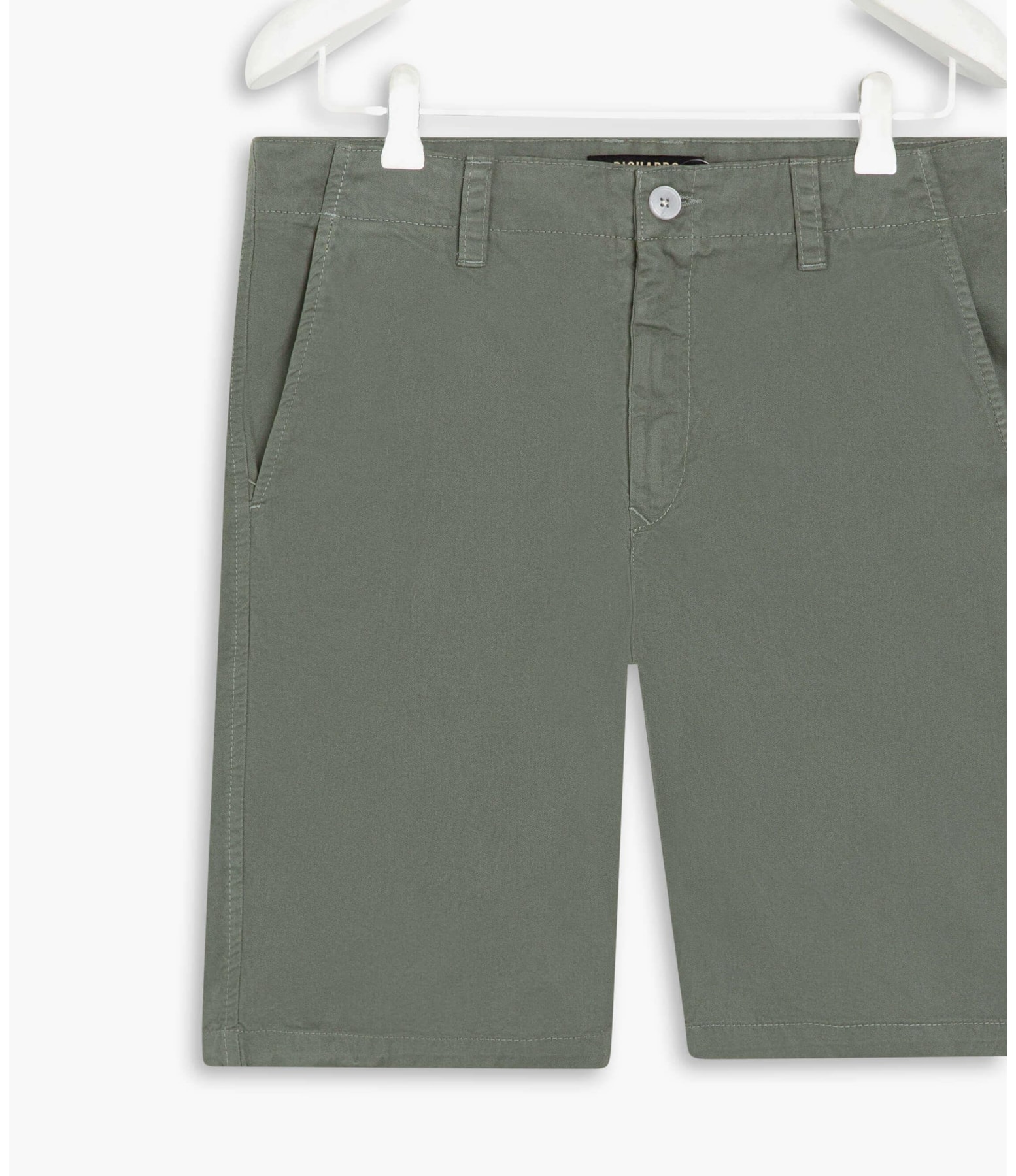 Bermuda Chino Con Verde Escuro
