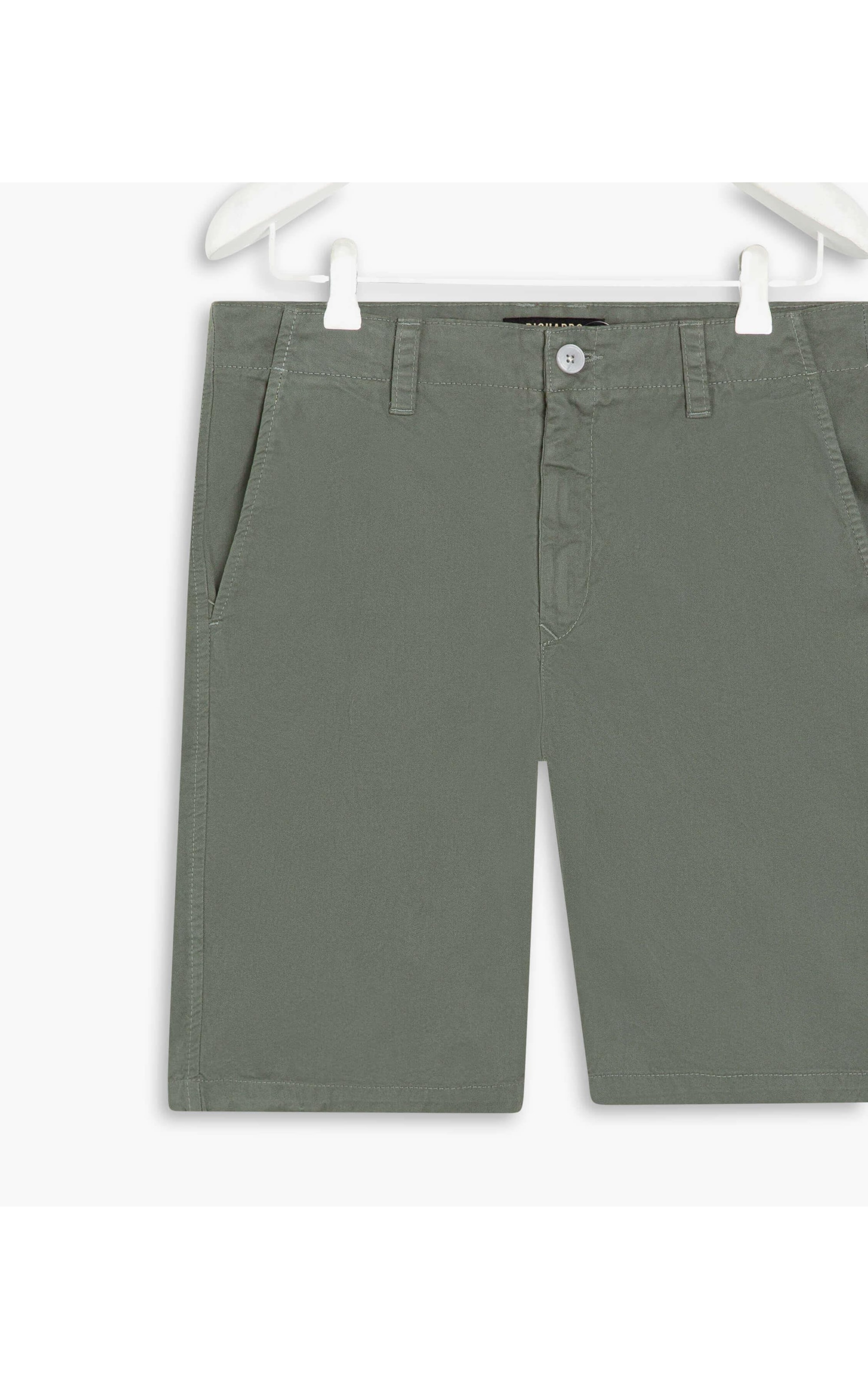 Bermuda Chino Con Verde Escuro