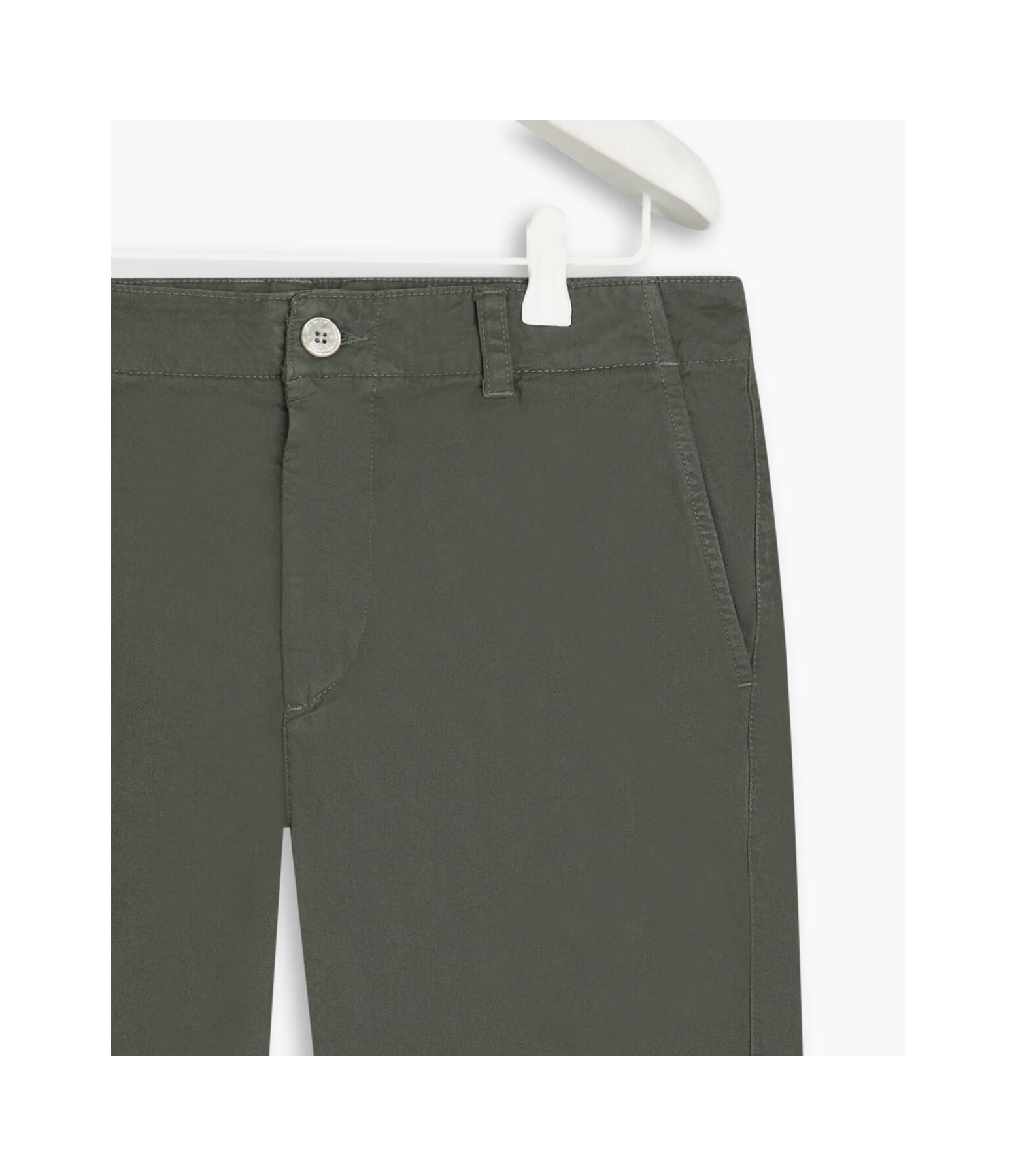 Bermuda Chino Con Verde Escuro