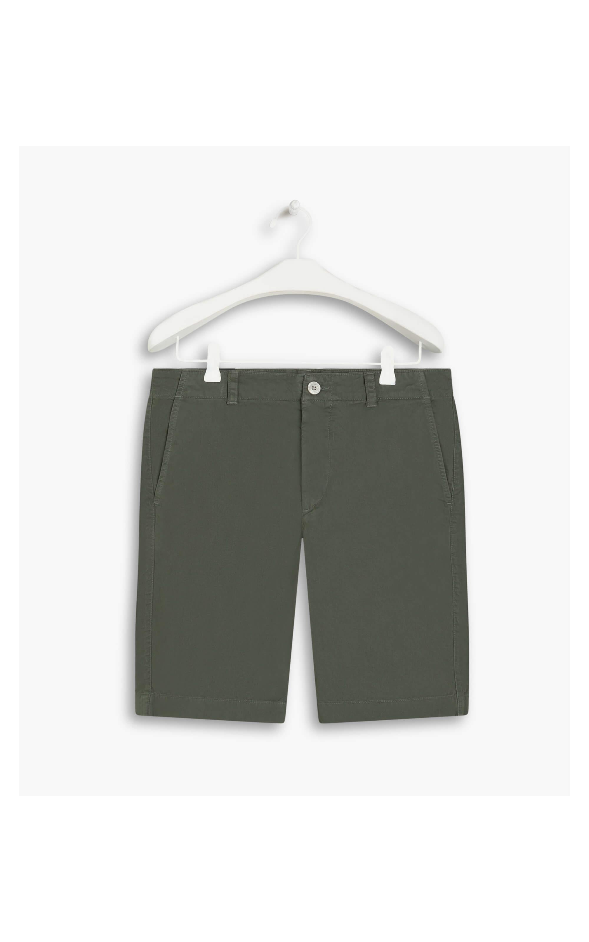 Bermuda Chino Con Verde Escuro