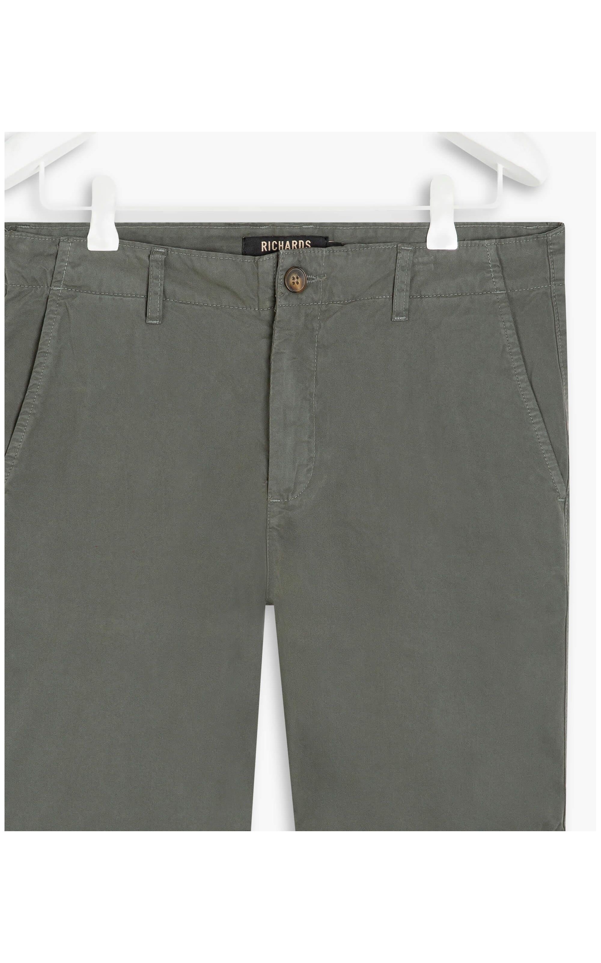 Bermuda Chino Con Verde Escuro