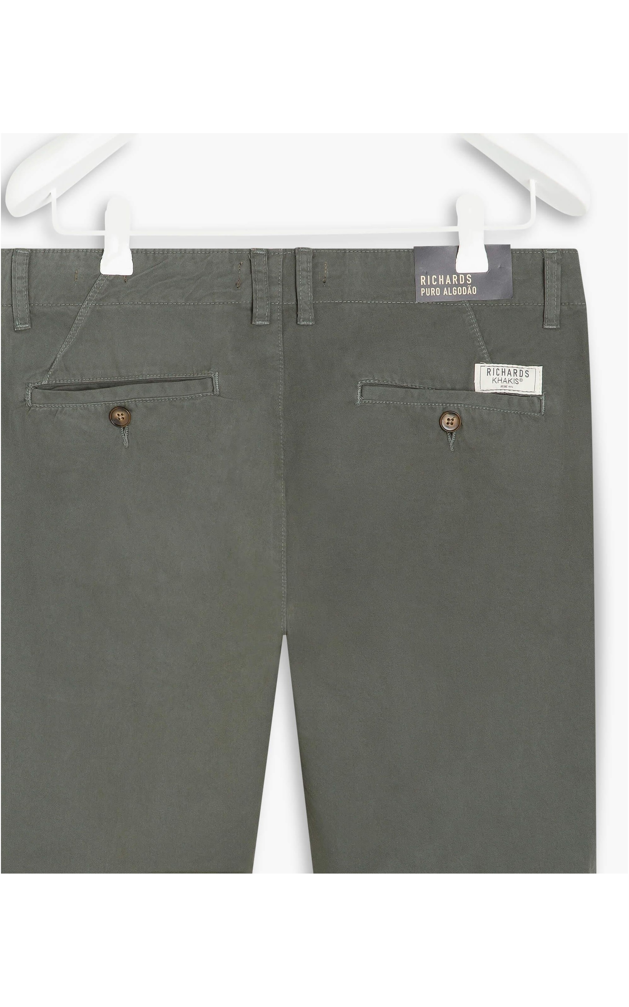 Bermuda Chino Con Verde Escuro