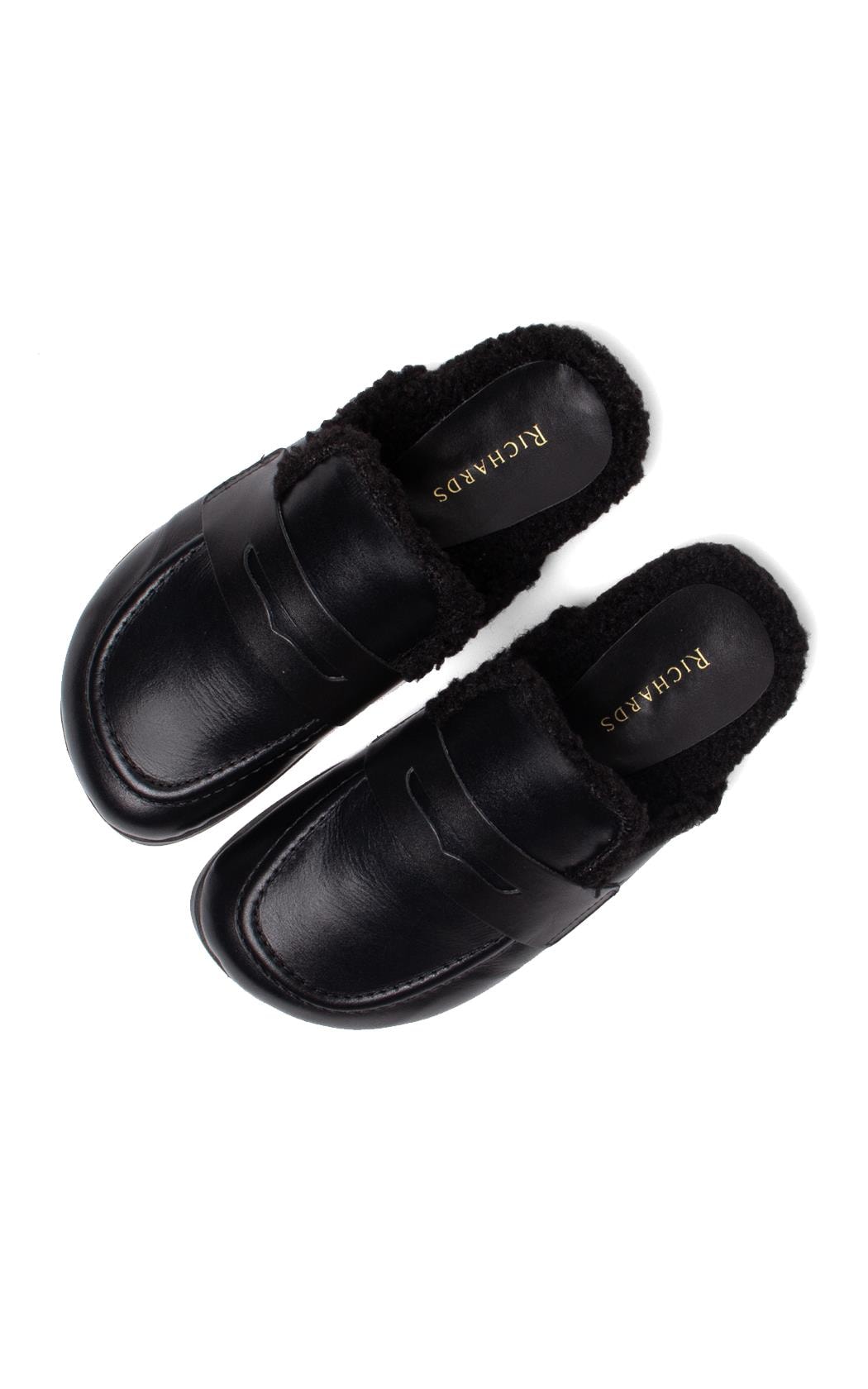 Mule Fluffy Richards Preto