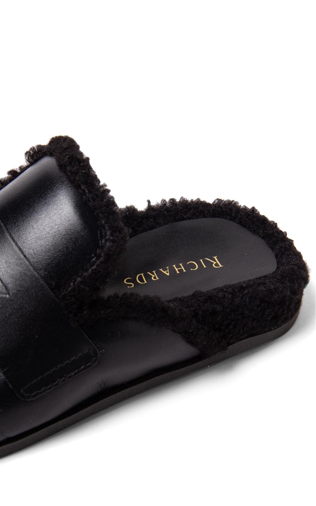 Mule Fluffy Richards Preto