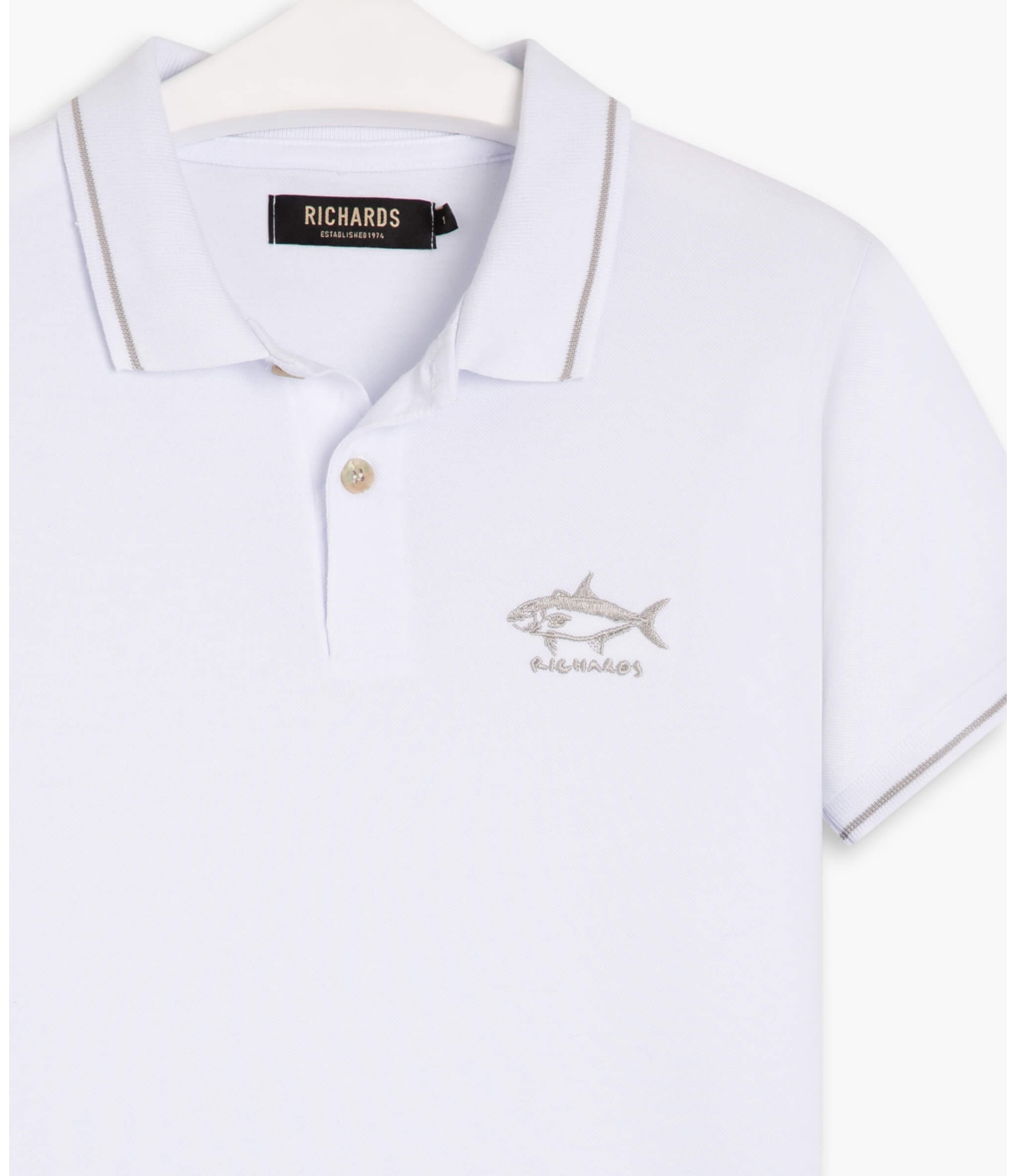 Polo Piquet Com Frisos e Bordado Peixe Branco