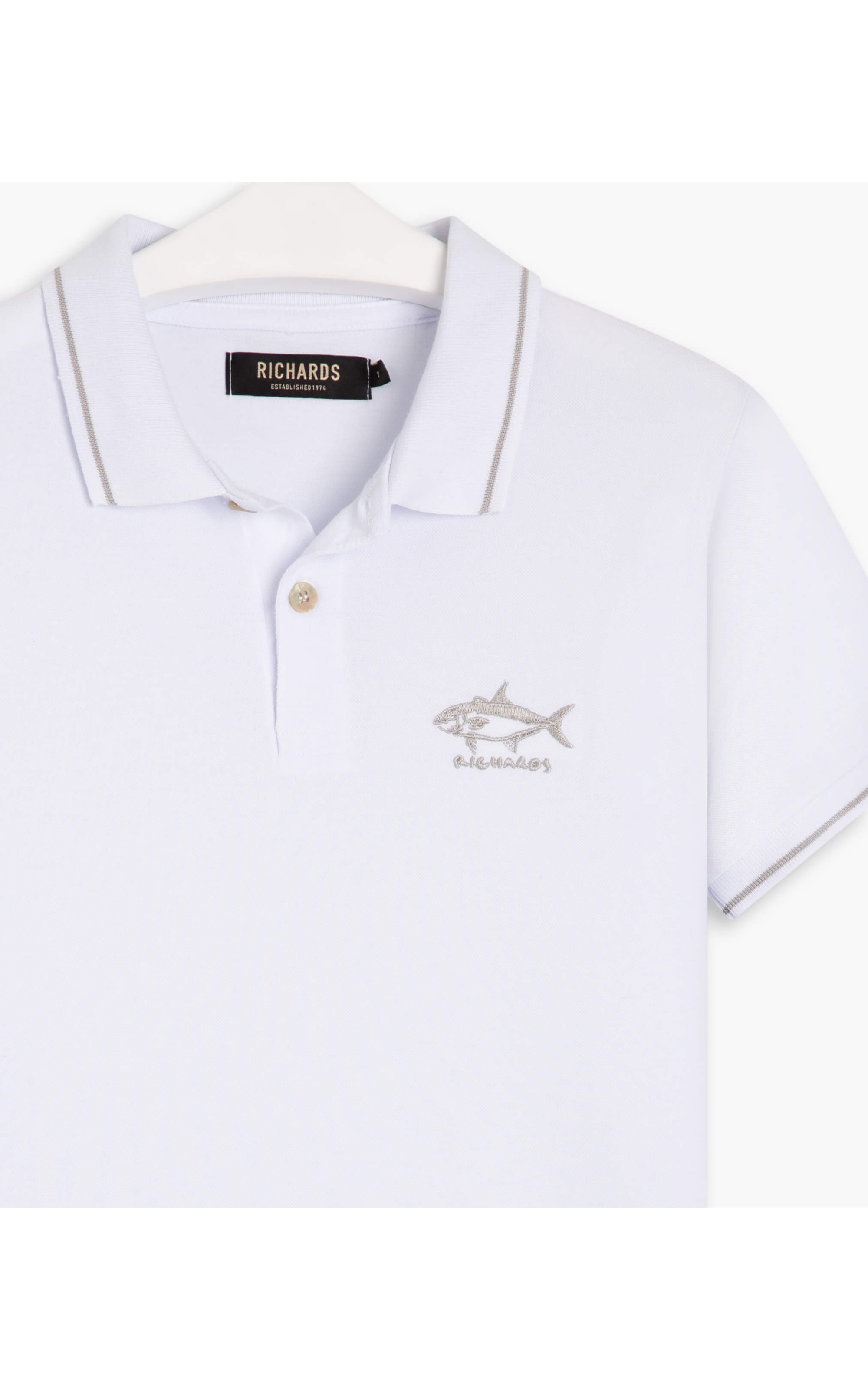 Polo Piquet Com Frisos e Bordado Peixe Branco