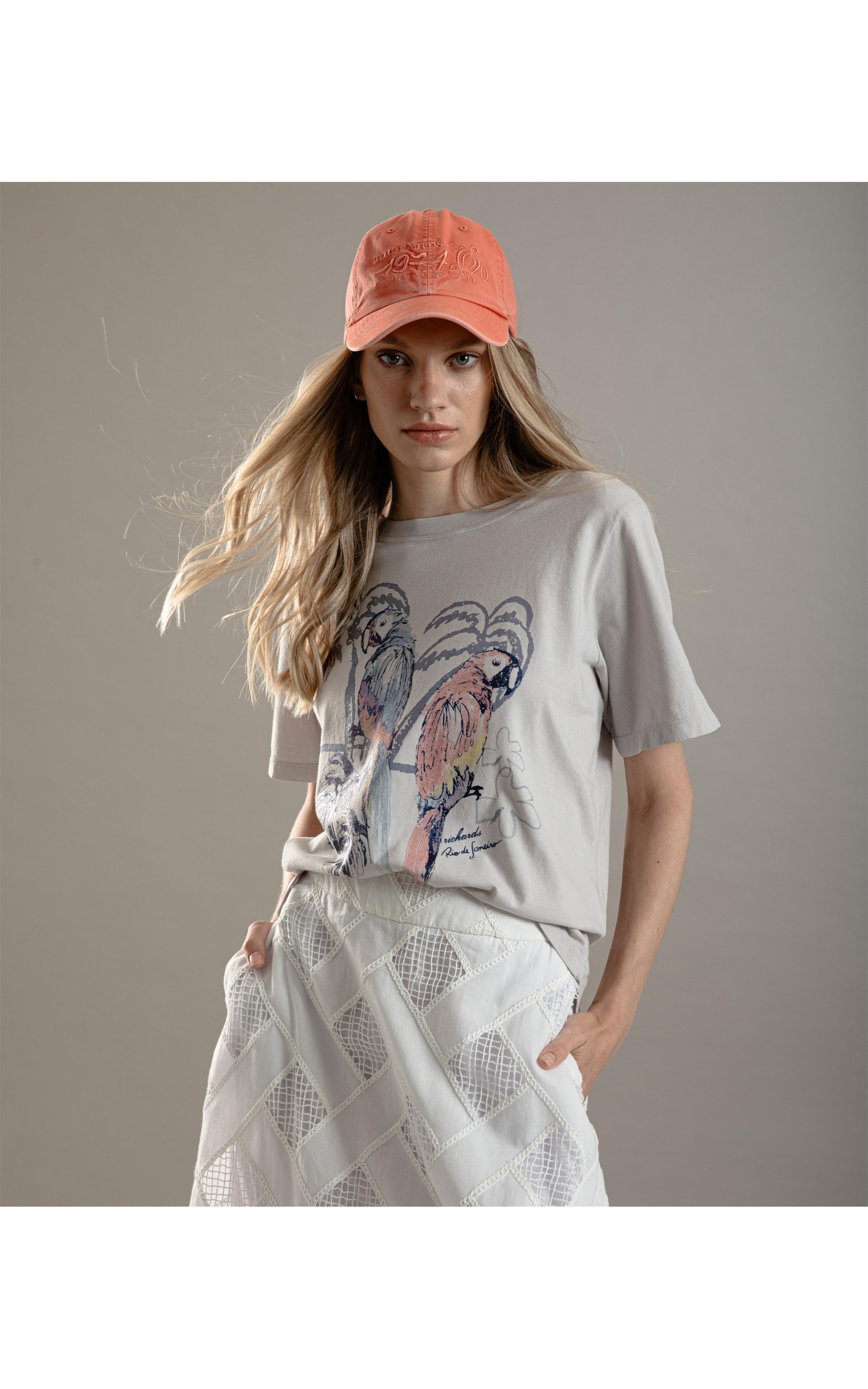T-Shirt Estampa Arara Washed Prata