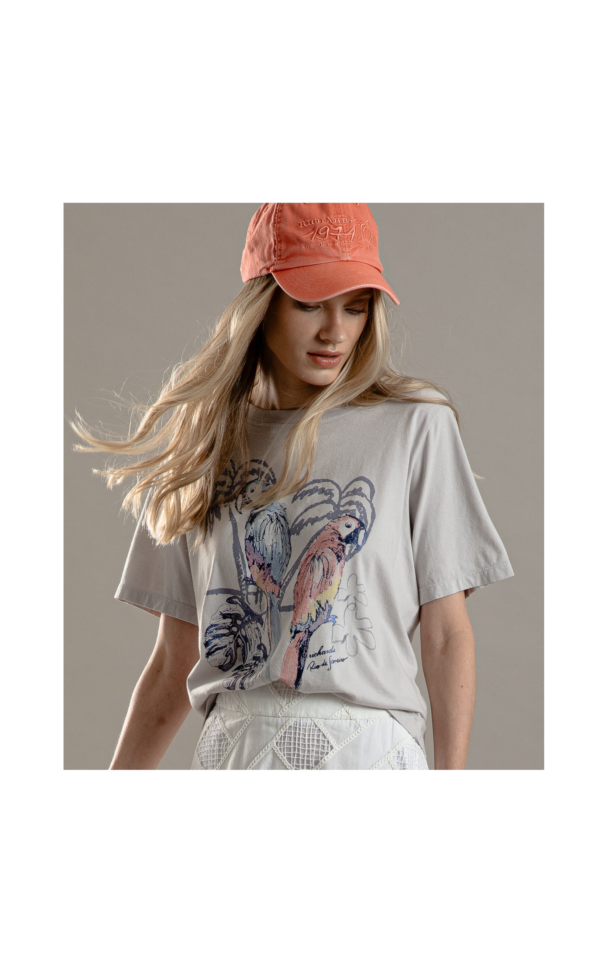 T-Shirt Estampa Arara Washed Prata